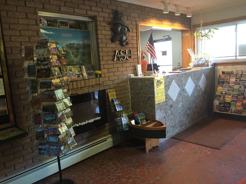 בון Highland Hills Motel & Cabins מראה חיצוני תמונה
